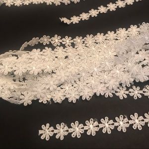 White Daisy trimming